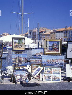 Il Quayside artisti bancarelle SAINT TROPEZ D AZUR RIVIERA VAR FRANCIA Foto Stock