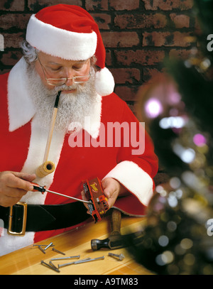 Santa Claus St Nicholas prepara giftds giocattoli per Natale decorazione consegna tree spazio di copia Foto Stock
