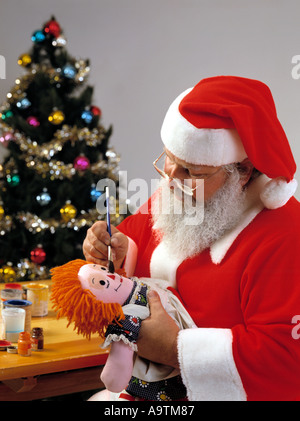 Santa Claus St Nicholas prepara giocattoli regali per Natale decorazione consegna tree spazio di copia Foto Stock