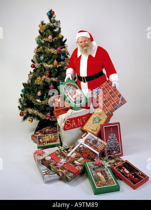 Santa Claus St Nicholas prepara giocattoli regali per Natale decorazione consegna tree spazio di copia Foto Stock