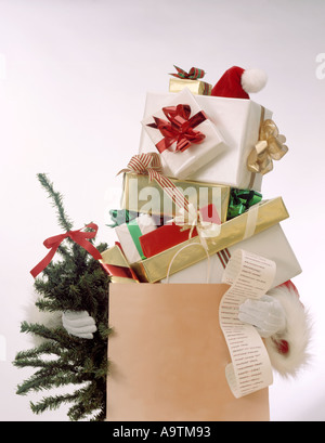 Santa Claus St Nicholas prepara giocattoli regali per Natale decorazione consegna tree spazio di copia Foto Stock