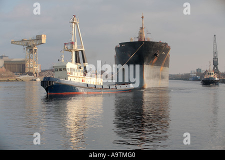 Una nave da carico trainato lungo il fiume Clyde a Glasgow Foto Stock