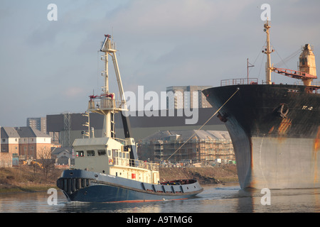 Una nave da carico trainato lungo il fiume Clyde a Glasgow Foto Stock