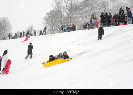 Persone in slittino Queens Park Glasgow Foto Stock