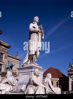 Berlin gendarme market Schiller statua che si trova nella parte anteriore del festival opera house Foto Stock