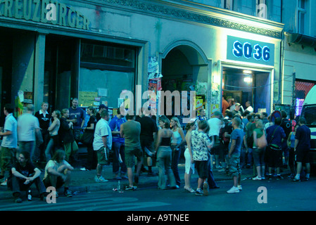 Berlino Kreuzberg così 36 persone queeing davanti Foto Stock