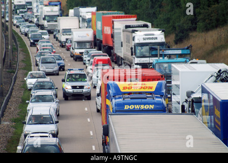 M25 Autostrada a tre corsie di traffico di accodamento auto della polizia sulla chiamata di emergenza cercando di progressi Foto Stock