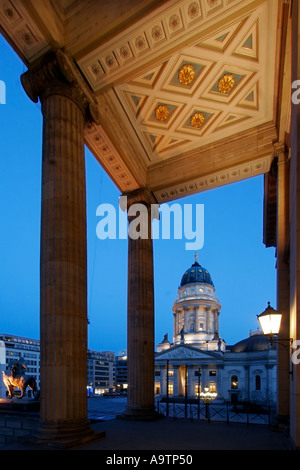 Berlin mitte gendarme schauspielhaus di mercato festival opera house monumento cupola tedesco al crepuscolo Foto Stock