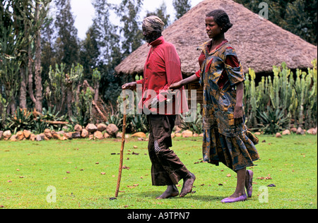 'L'ETIOPIA, inevitabile carestia', HASAN ANDAGE può a malapena a camminare come un risultato di mangiare VETCH tossici che cresce anche in tempi di siccità, 1999 Foto Stock