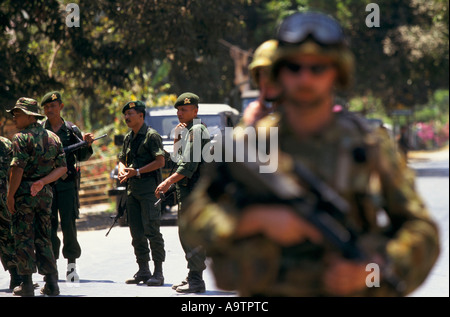 "TIMOR ORIENTALE sett/ott 1999", truppe indonesiane rifiutare le truppe australiane hanno accesso al corpo di Sander Thoenes, 1999 Foto Stock