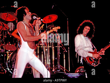 Regina il gruppo britannico con Freddie Mercury a sinistra e Brian May nel marzo 1977 Foto Stock