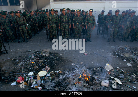 "TIMOR ORIENTALE sett/ott 1999", truppe indonesiane si riuniranno presso il porto e prepararsi a lasciare la DILI., 1999 Foto Stock