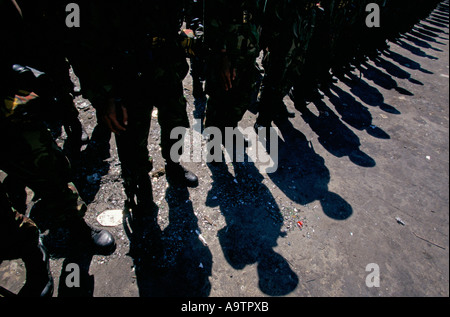 "TIMOR ORIENTALE sett/ott 1999", truppe indonesiane si riuniranno presso il porto e prepararsi a lasciare la DILI., 1999 Foto Stock