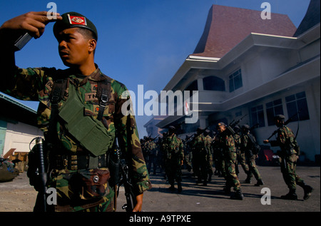 "TIMOR ORIENTALE sett/ott 1999", truppe indonesiane si riuniranno presso il porto e prepararsi a lasciare la DILI., 1999 Foto Stock