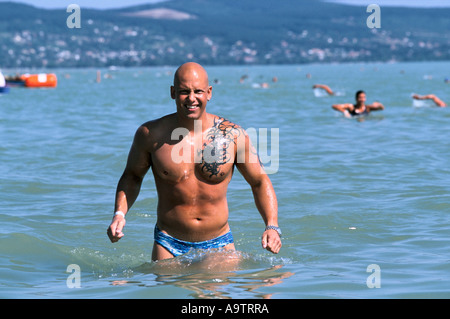 Il lago di Balaton Ungheria nuotatori che arrivano nella città di Balatonbulgar dopo aver completato la 5.2 km annuale di nuotare attraverso il lago Foto Stock