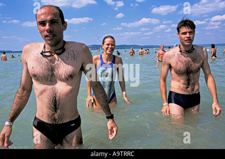 Il lago di Balaton Ungheria nuotatori che arrivano nella città di Balatonbulgar dopo aver completato la 5.2 km annuale di nuotare attraverso il lago Foto Stock