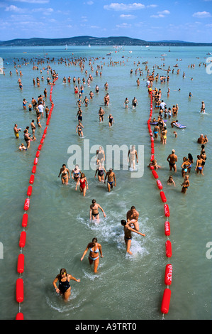 Il lago di Balaton Ungheria nuotatori che arrivano nella città di Balatonbulgar dopo aver completato la 5.2 km annuale di nuotare attraverso il lago Foto Stock