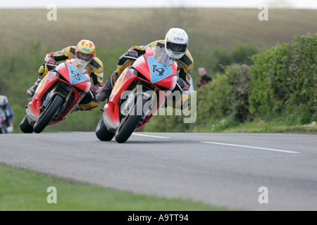 Guy Martin 14 conduce Darren Lindsay 55 a Tandragee 100 gare su strada nella contea di Armagh nell'Irlanda del Nord Foto Stock