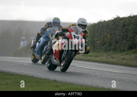 Guy Martin 14 precedendo sotto la pioggia a Tandragee 100 gare su strada nella contea di Armagh nell'Irlanda del Nord Foto Stock