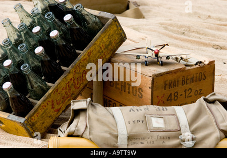 Coca cola in bottiglia di vetro dal 1940 con Fray Bentos carni bovine di mais in una scatola a Glen Miller festival Foto Stock