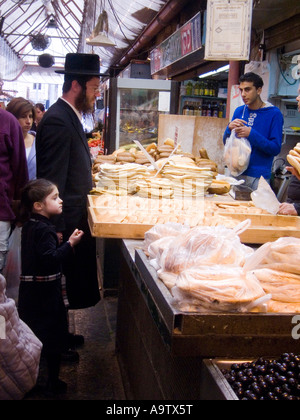 Othodox ebreo shopping in Mahane Yehuda Market Gerusalemme Israele Foto Stock