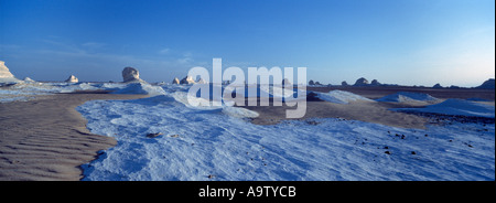 Panoramica orizzontale del deserto surreale pavimento del deserto bianco Foto Stock