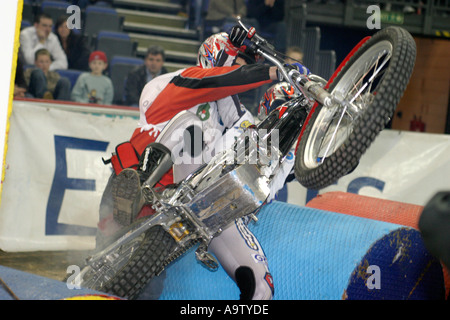 Jeroni Fajardo cade fuori il suo Trial Bike al mondo prove del campionato Odyssey Arena Belfast Irlanda del Nord Foto Stock