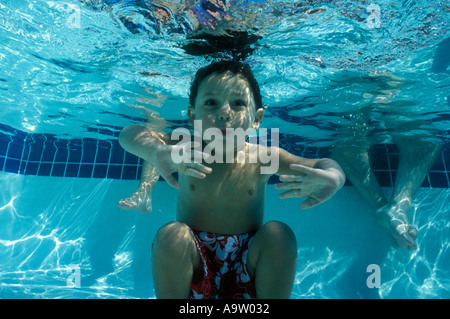 Il ragazzo, di età compresa tra i due, apnea, subacquea in piscina Foto Stock