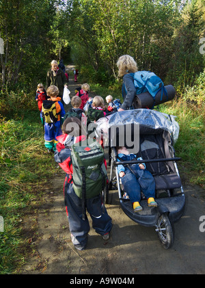 I bambini in un Norvegese naturbarnehage vivaio natura fissa per il giorno Foto Stock