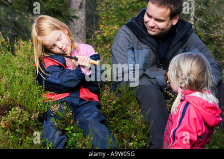 Ragazza in un Norvegese natura naturbarnehage vivaio di imparare a usare un coltello a whittle legno Foto Stock