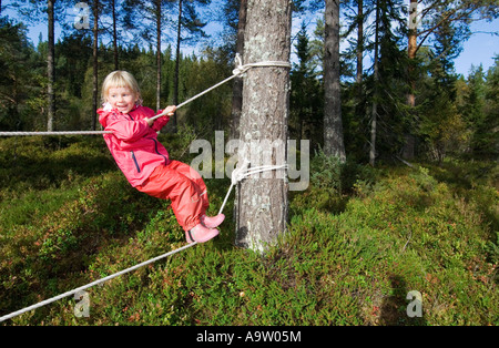 Ragazza in un Norvegese natura naturbarnehage vivaio a piedi di corda Foto Stock