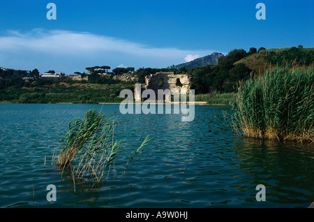 Cuma Campania Italia rovine Romane di bagni termali aka Tempio di Apollo sul bordo del Lago d'Averno Foto Stock