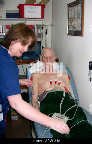 Senior di sesso maschile di test ECG presso un ospedale Foto Stock