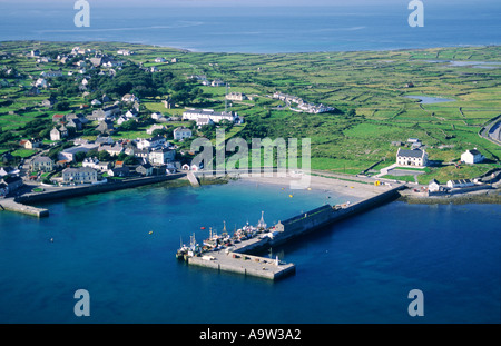 Kilronan, il porto principale e la città sull isola di Inishmore una delle Isole Aran nella Baia di Galway, nella contea di Galway, Irlanda. Foto Stock