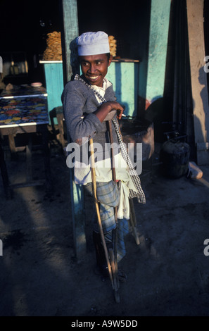 Giovane uomo sorridente con gambe amputate Bangladesh Foto Stock