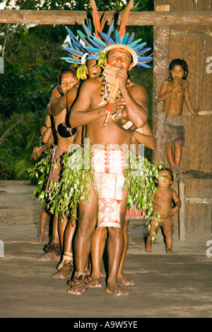 Danza tradizionale del Dessanos tribù indiana Rio Taruma Amazon membro Brasile Foto Stock