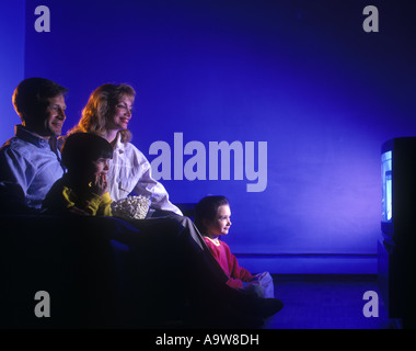 1994 FAMIGLIA CAUCASICA STORICA SEDUTA SUL DIVANO GUARDARE LA TELEVISIONE Foto Stock