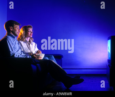 1998 STORICO HETROSEXUAL GIOVANE COPPIA CAUCASICA SEDUTA SUL DIVANO GUARDANDO LA TELEVISIONE (©SONY CORP 1998) Foto Stock