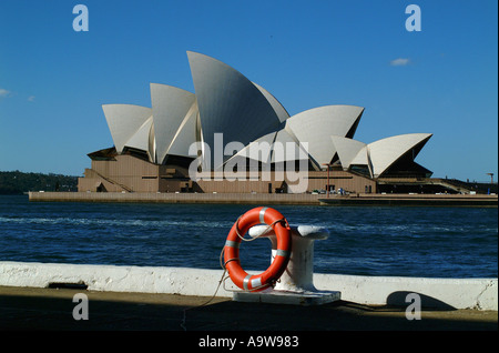 Sydney Opera House, con il blu del cielo e del mare, di fronte la baia di docking Foto Stock