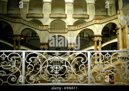 Palazzo di Giustizia scalone interno e ferro battuto recinto Monaco di Baviera Baviera Germania Foto Stock