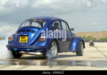 VW Beetle bruciare i pneumatici Foto Stock