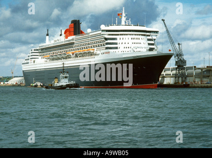 Cunard liner Queen Mary 2 ormeggiato a Southampton Dock Oceano Hampshire Inghilterra Foto Stock