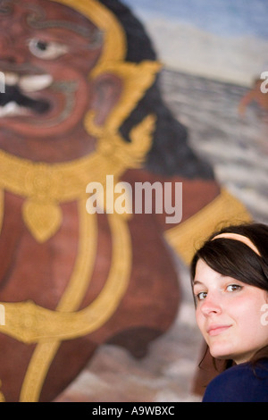 Backpacker femmina guardando murales nel Grand Palace Foto Stock