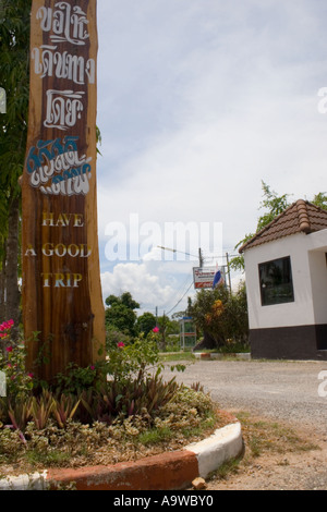 " Buon Viaggio' firmare all'entrata del cimitero della Shell nella provincia di Krabi Foto Stock