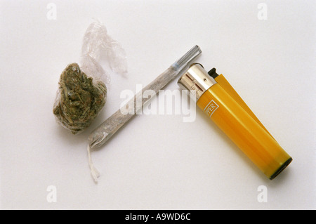 Accendino giallo spliff e alghe Foto Stock