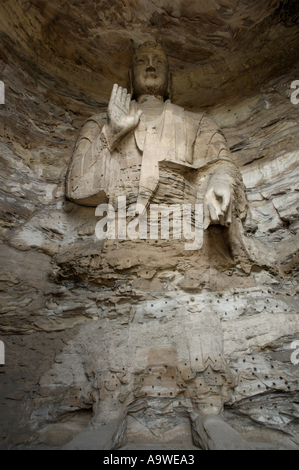 Cina Shanxi Shiku Yungang grotte nei pressi di Datong un gigante e danneggiata la statua di Buddha scolpita dentro una grotta Foto Stock