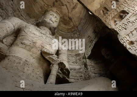 Cina Shanxi Shiku Yungang grotte nei pressi di Datong un gigante e danneggiata la statua di Buddha scolpita dentro una grotta Foto Stock
