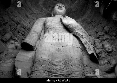 Danneggiata la statua di Buddha scolpita all'interno delle antiche grotte di Yungang, Datong, Shanxi, Cina. Foto Stock