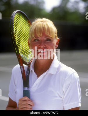 Sorridente donna di mezza età giocatore di tennis Foto Stock