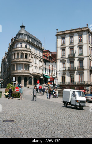 Scena di strada nella parte vecchia di Oporto in Portogallo Foto Stock